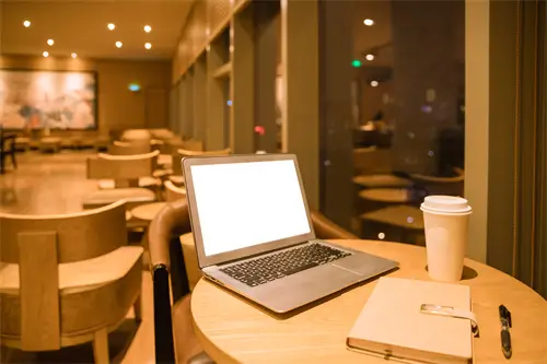 黄斑裂孔怎么生活治疗